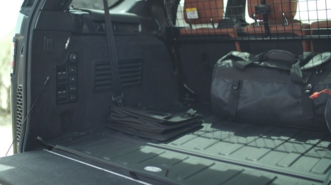 Tapis de coffre pour espace de chargement en caoutchouc - Ebony, avec climatisation arrière video poster image