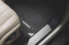 Jeu de tapis moquette Premium - Ebony, SWB, avec sigle Range Rover, avant 18MY image